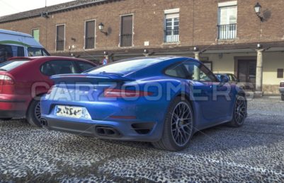 Porsche 911 Turbo - CarZoomers