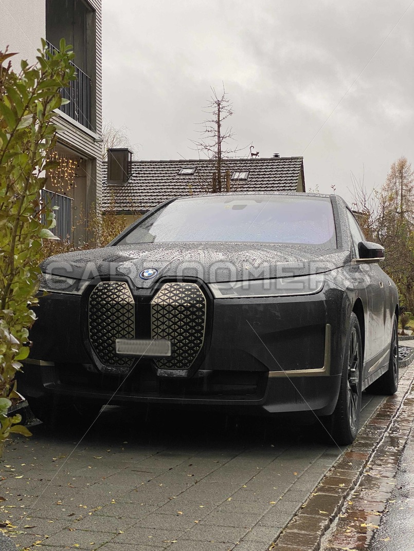 BMW iX in rainy Zürich streets - Carzoomers