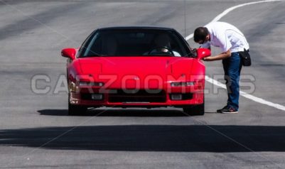 Honda NSX arriving at the track - Carzoomers