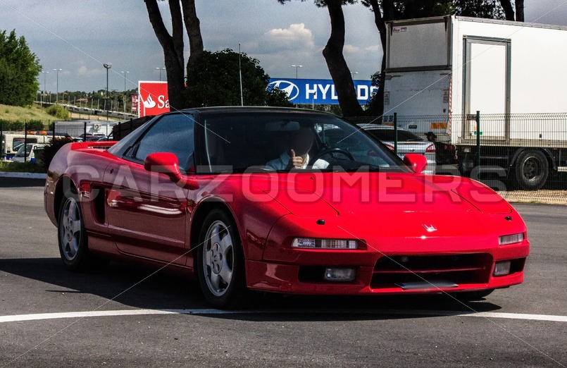 Honda NSX arriving at the track - Carzoomers