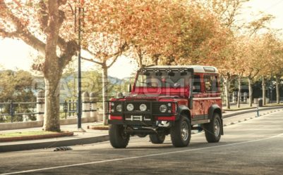 Land Rover Defender - Caroomers