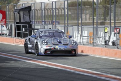 Porsche 911 GT3 dans les stands - Carzoomers