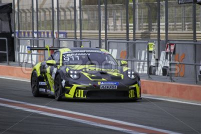 Porsche 911 GT3 en los boxes del circuito Ricardo Tormo, Cheste, Valencia. - Carzoomer