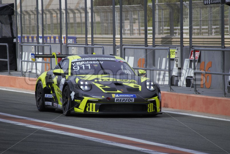 Porsche 911 GT3 en los boxes del circuito Ricardo Tormo, Cheste, Valencia. - Zoomers